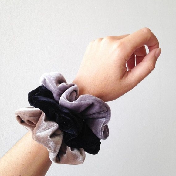 ✌️Scrunchie Mystery Bundle of 3-6✌️ - Picture 7 of 8